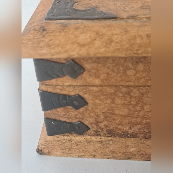 Vintage Primitive Hinged Wood Box, Handmade Metal Detail. - Picture 6 of 7